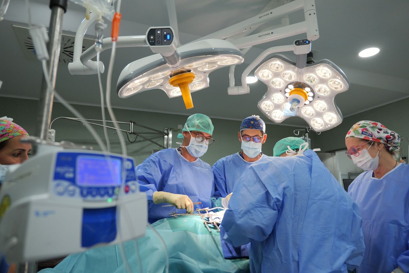 El equipo de trasplantes durante una intervención en quirófano.
