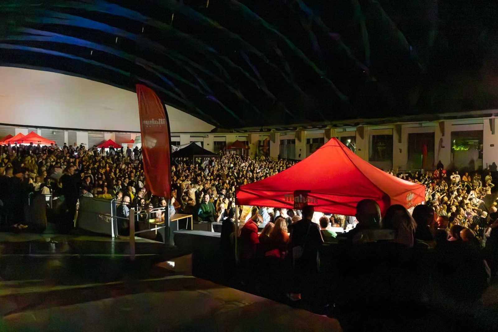 Feria de noche de San Lucas, Concierto de La Plazuela y La Mona Chita Rock, en imágenes