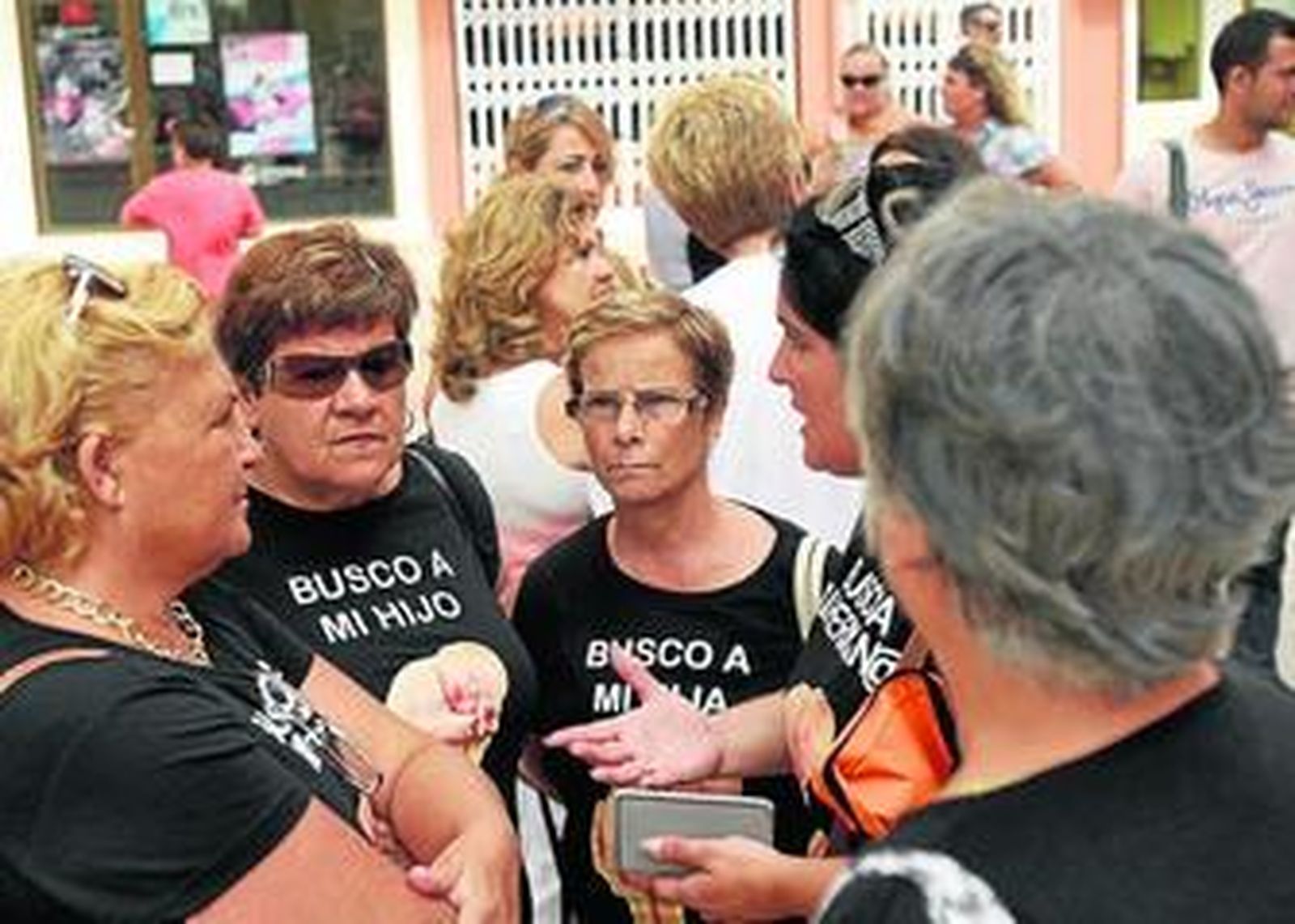Miembros de la asociación SOS Bebés Robados se concentaron ayer a las puertas de los Juzgados de Cádiz.