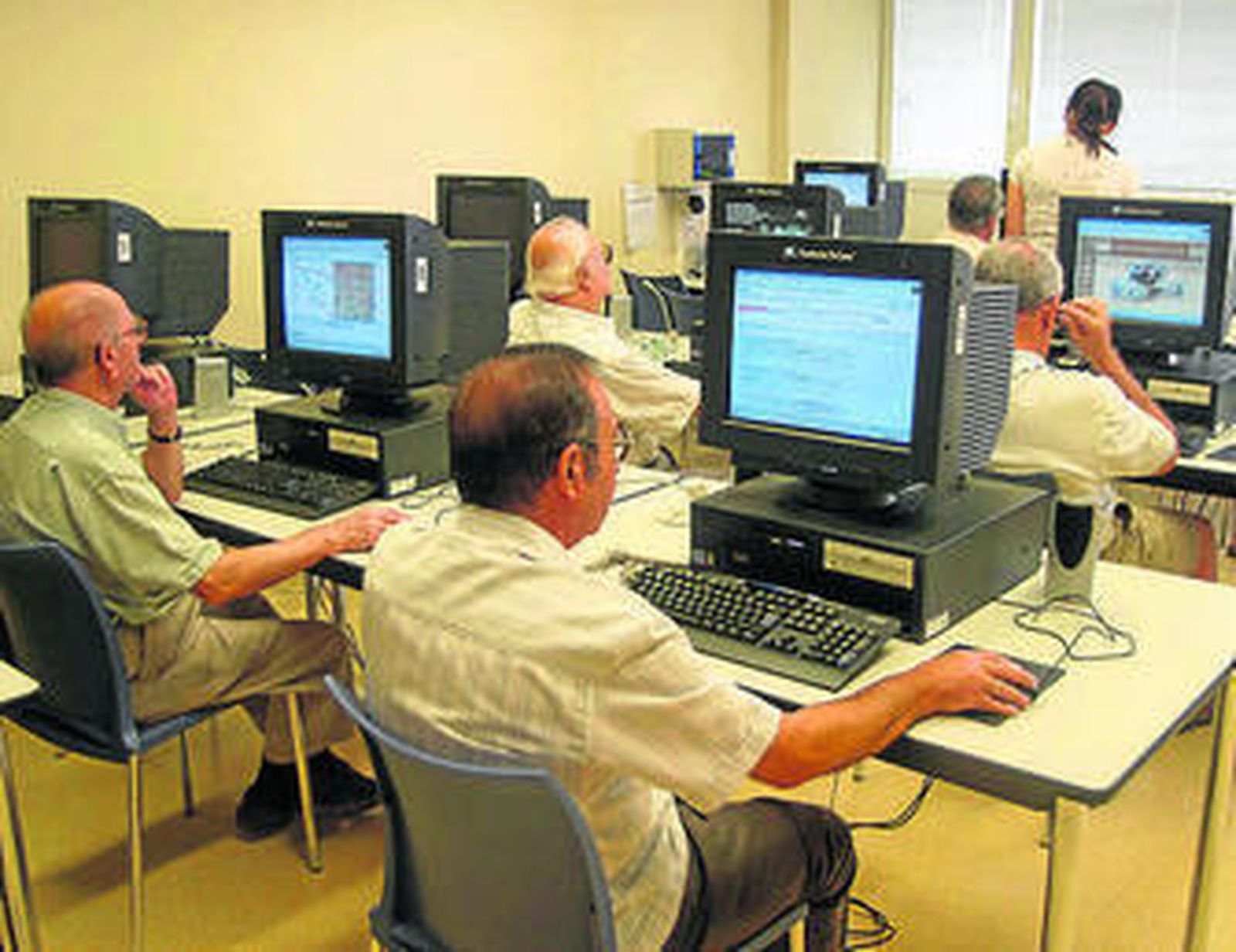 Clase de informática orientada para personas mayores.