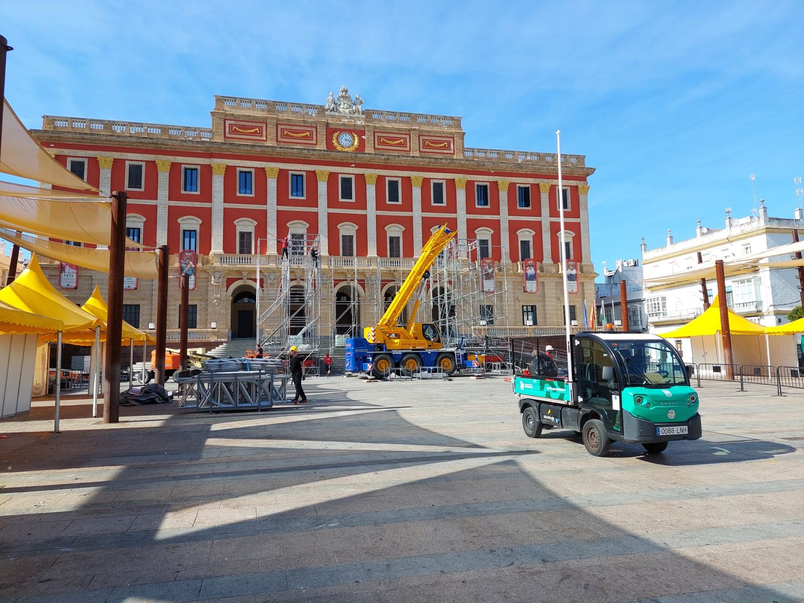 Tareas de desmontaje de las carpas, el escenario y la decoración.