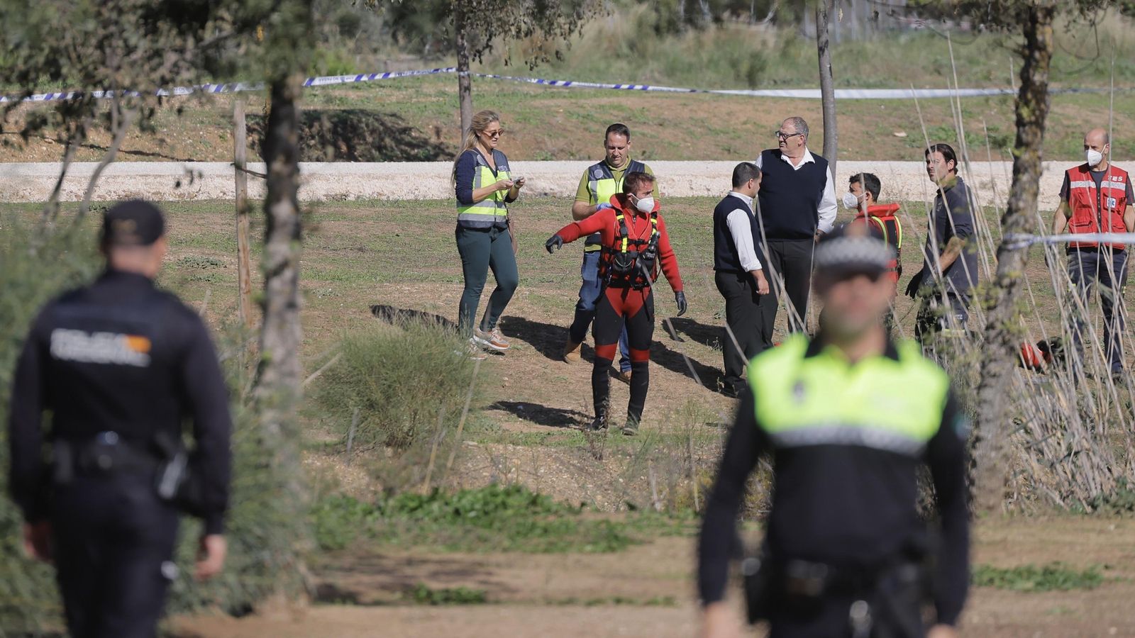 Bomberos y policías trabajan en el rescate del cadáver encontrado en el Parque del Tamarguillo