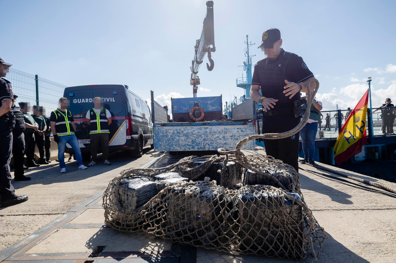 Imágenes de la descarga en el puerto de Cádiz de la cocaína intervenida en el narcosubmarino