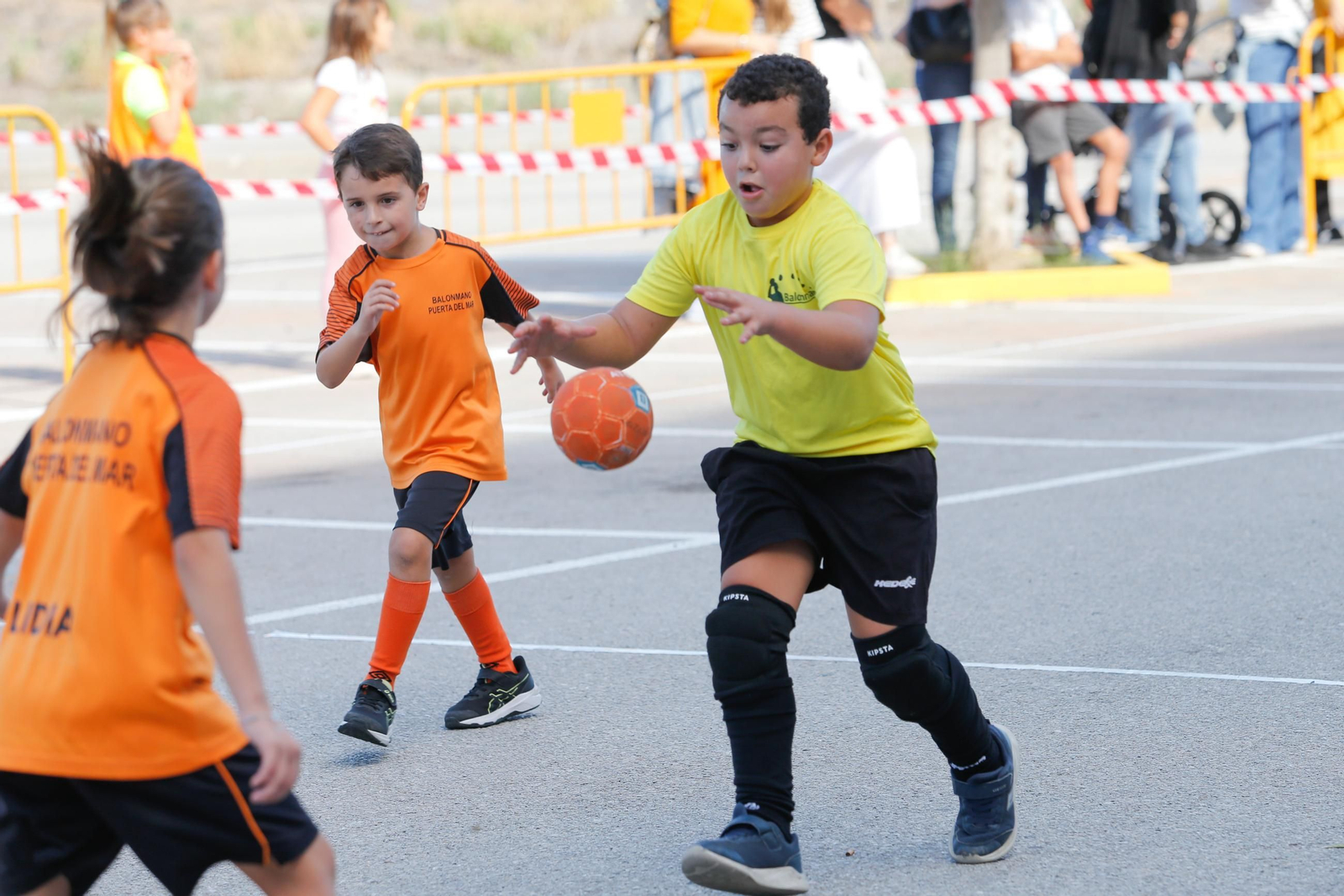 Las fotos de la II jornada de balonmano calle de Bahía Plaza, en Los Barrios