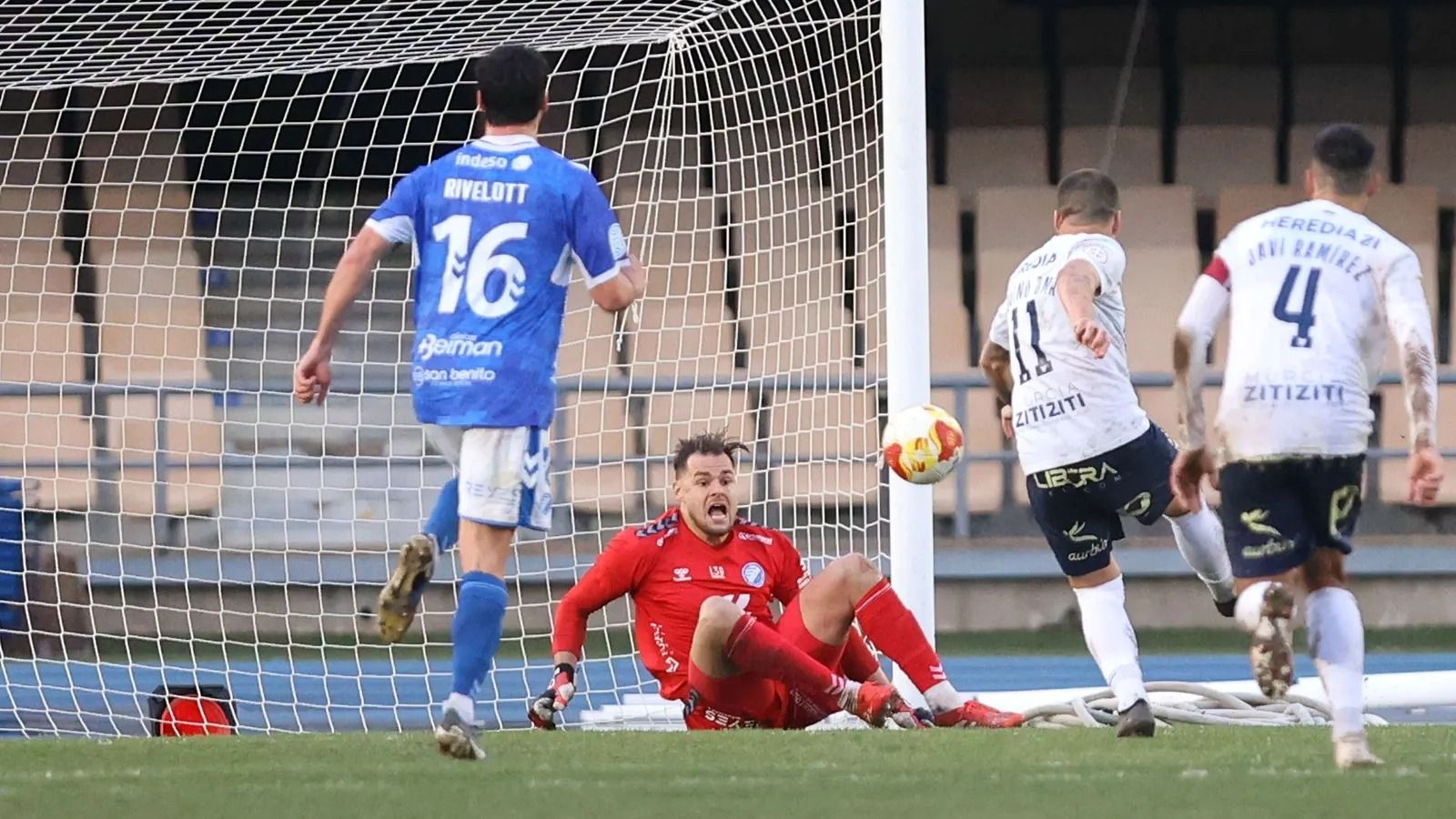 Dani Aquino bate a Florentin Bloch en el partido contra el UCAM Murcia.