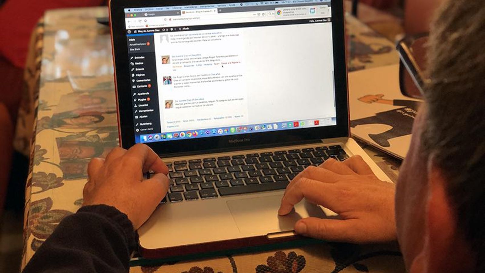 Juanma Díaz escribiendo en su blog donde narra su lucha contra el cáncer.
