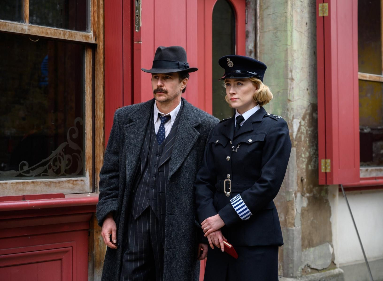 Sam Rockwell y Saoirse Ronan, en 'Mira cómo corren'.