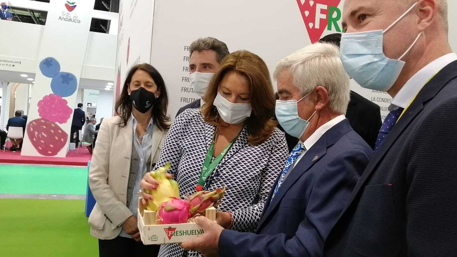 La consejera de Agricultura de la Junta de Andalucía, Carmen Crespo, junto a Alberto Garrocho.