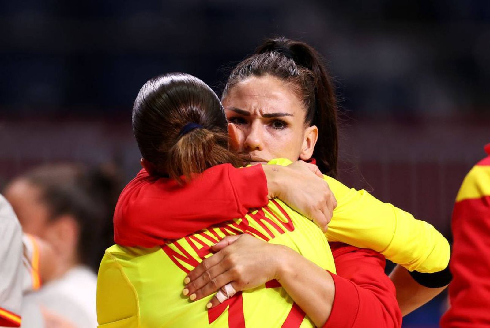 Dos de las integrantes del equipo español se consuelan tras la derrota ante Rusia