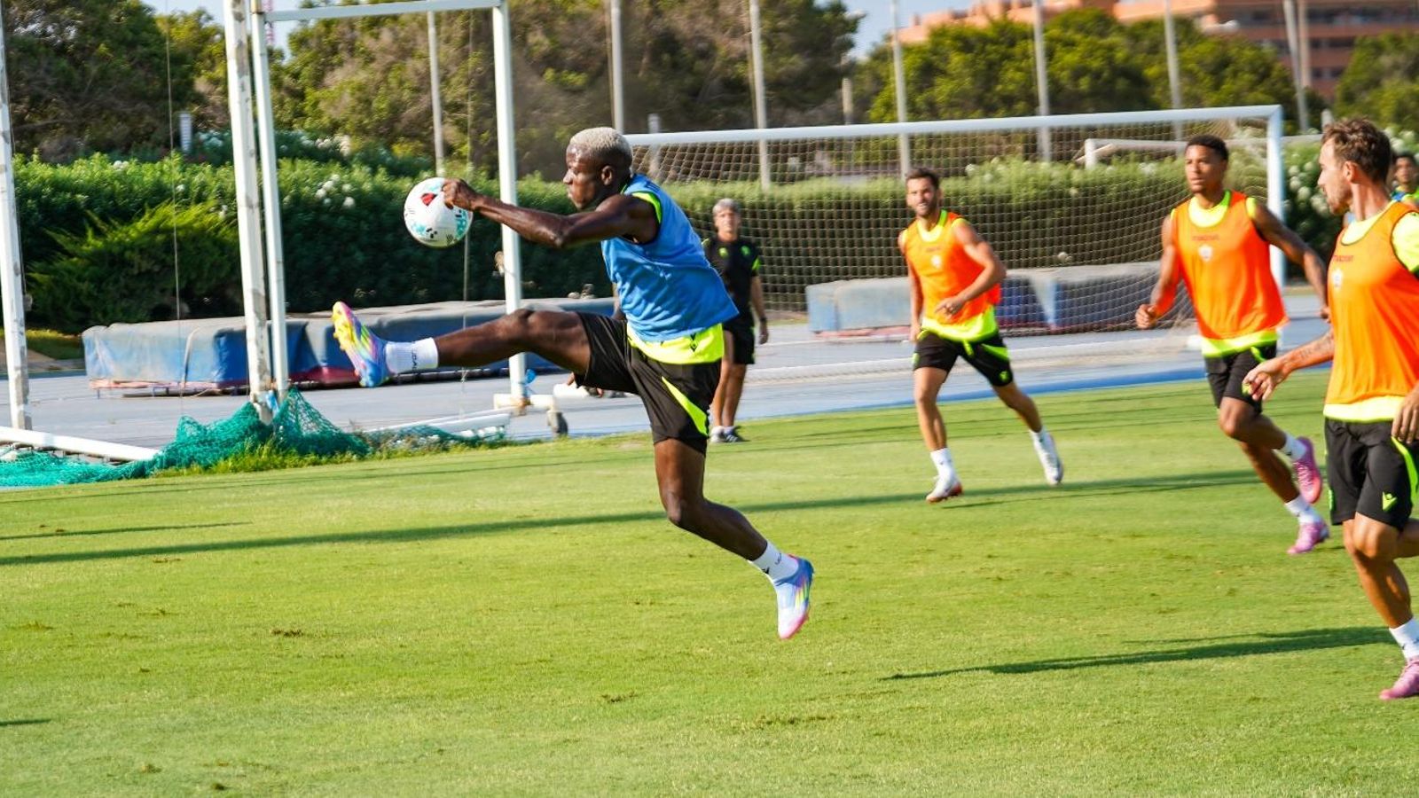 Dion Lopy controla un esférico durante la preparación de la pasada semana.
