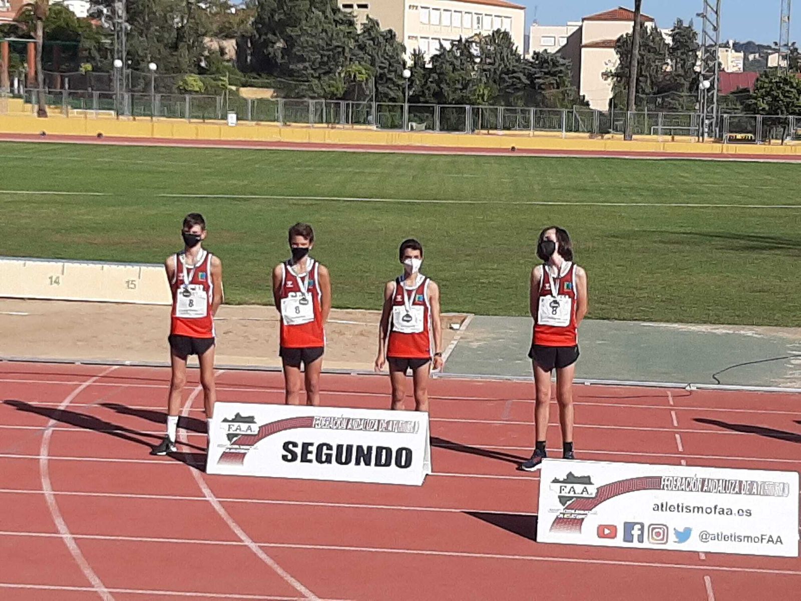 Integrantes de San Felipe Neri con sus medallas.