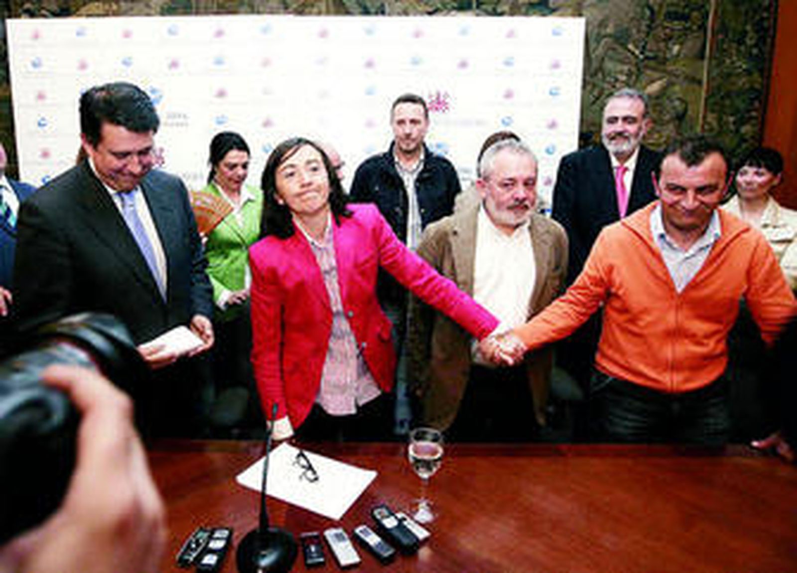 Aguilar, rodeada por la mayor parte de los miembros de su gobierno, comunica su decisión públicamente.