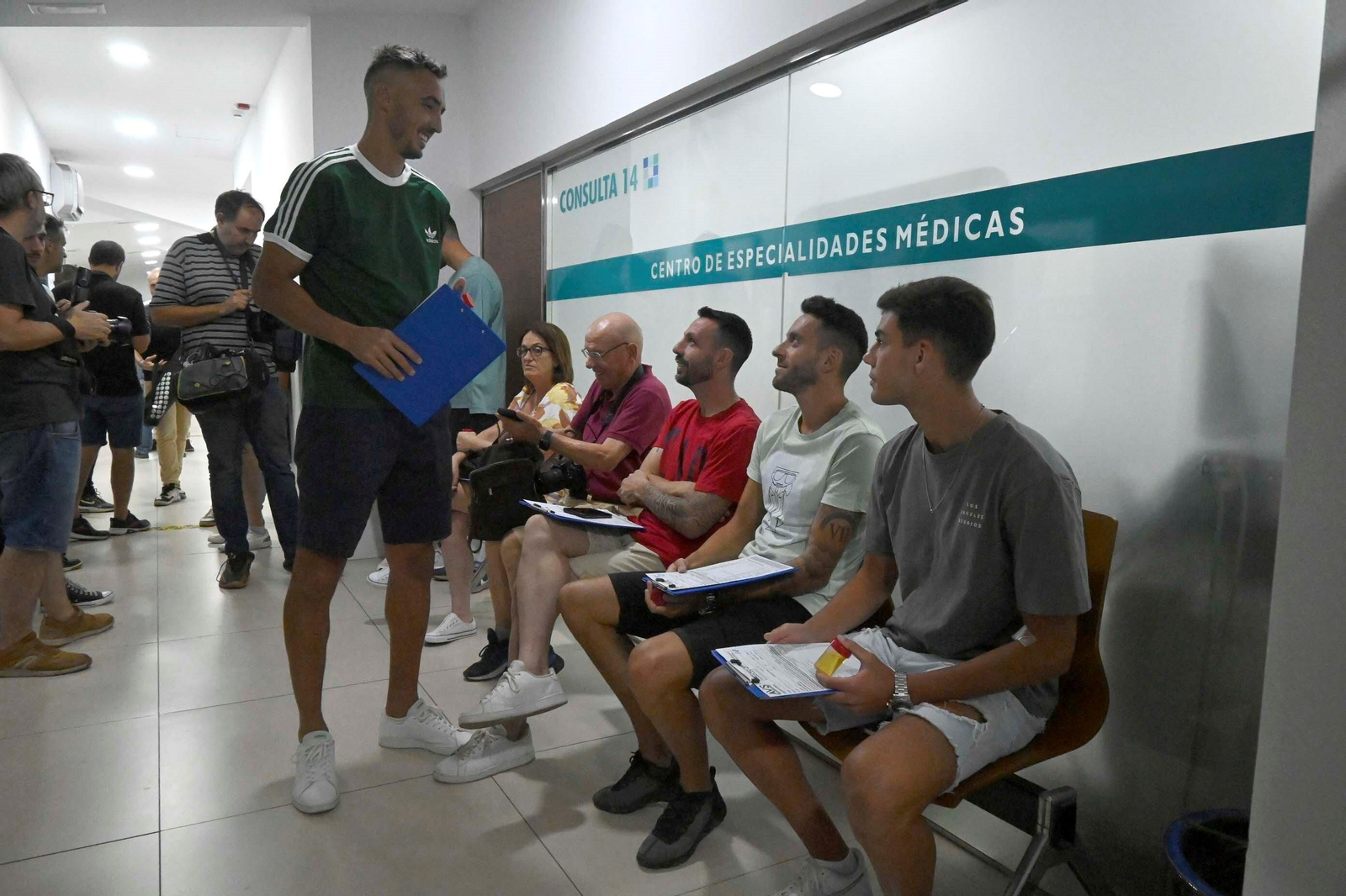 Jugadores del Recre durante el reconocimiento médico de esta temporada.