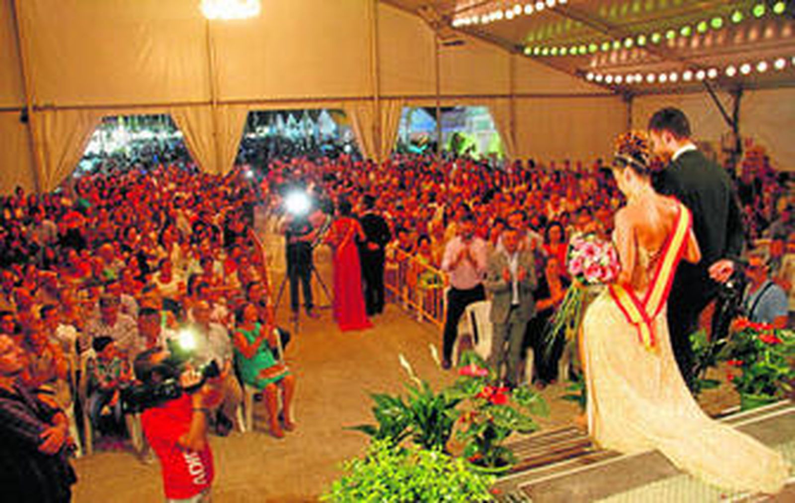 El cortejo con la Reina de las Fiestas y su corte de honor se dispone a realizar el primer paseo por el ferial.