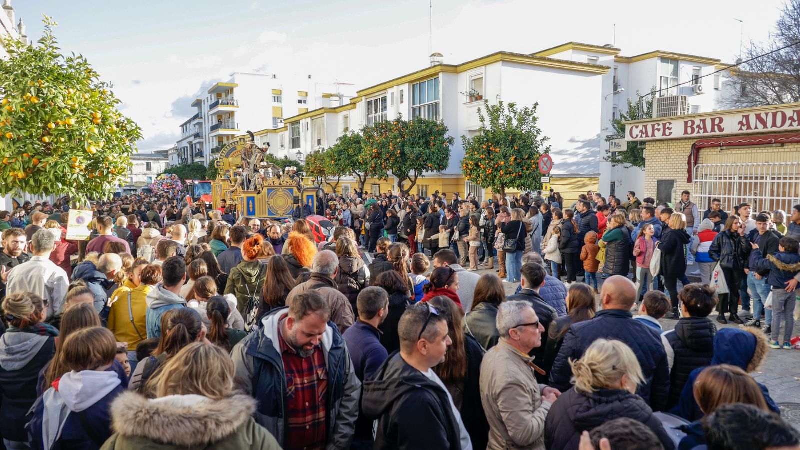 El público esperando el paso de la cabalgata en la calle Fernán Caballero.