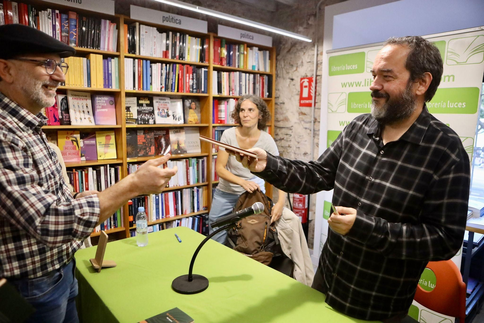 Pablo Bujalance, durante la firma de libros. Pablo Bujalance, durante la firma de libros.