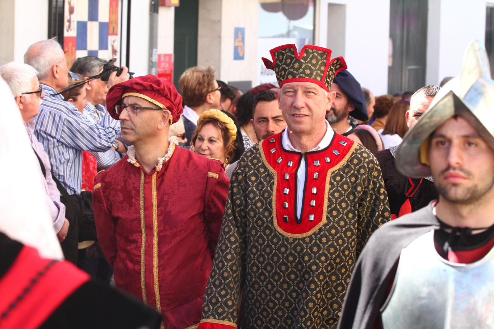 Imágenes del desfile de la XIX Feria Medieval del Descubrimiento, en Palos de la Frontera