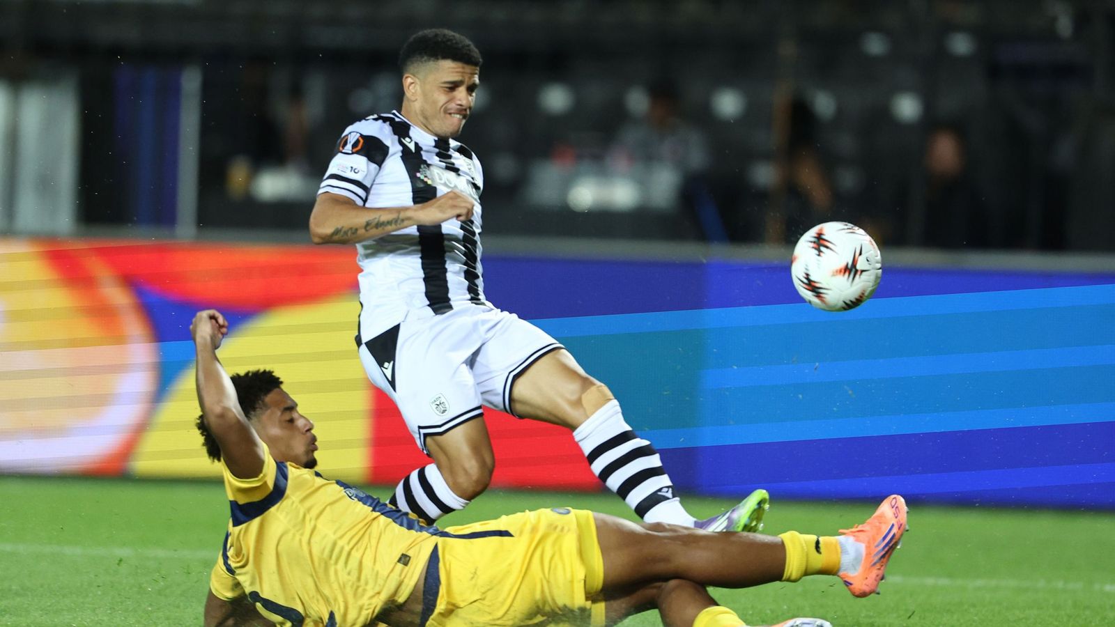 Taison, en un encuentro de la Europa League remata a puerta.