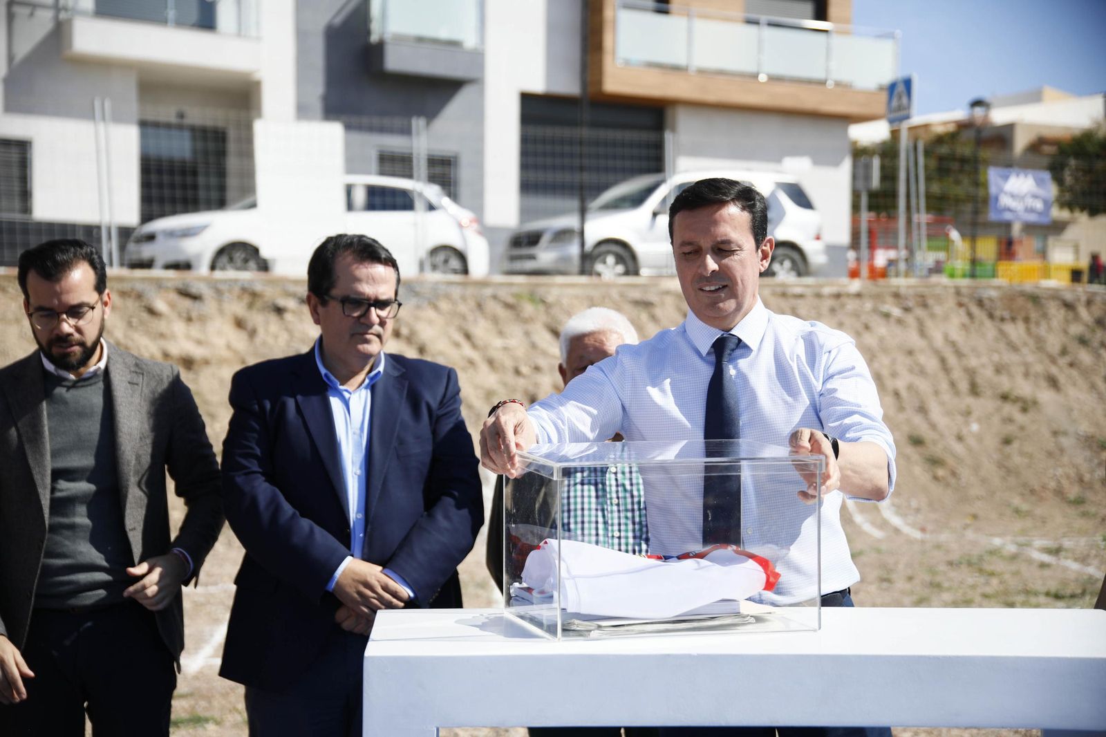 Las imágenes de la primera piedra del Centro de mayores en Balanegra
