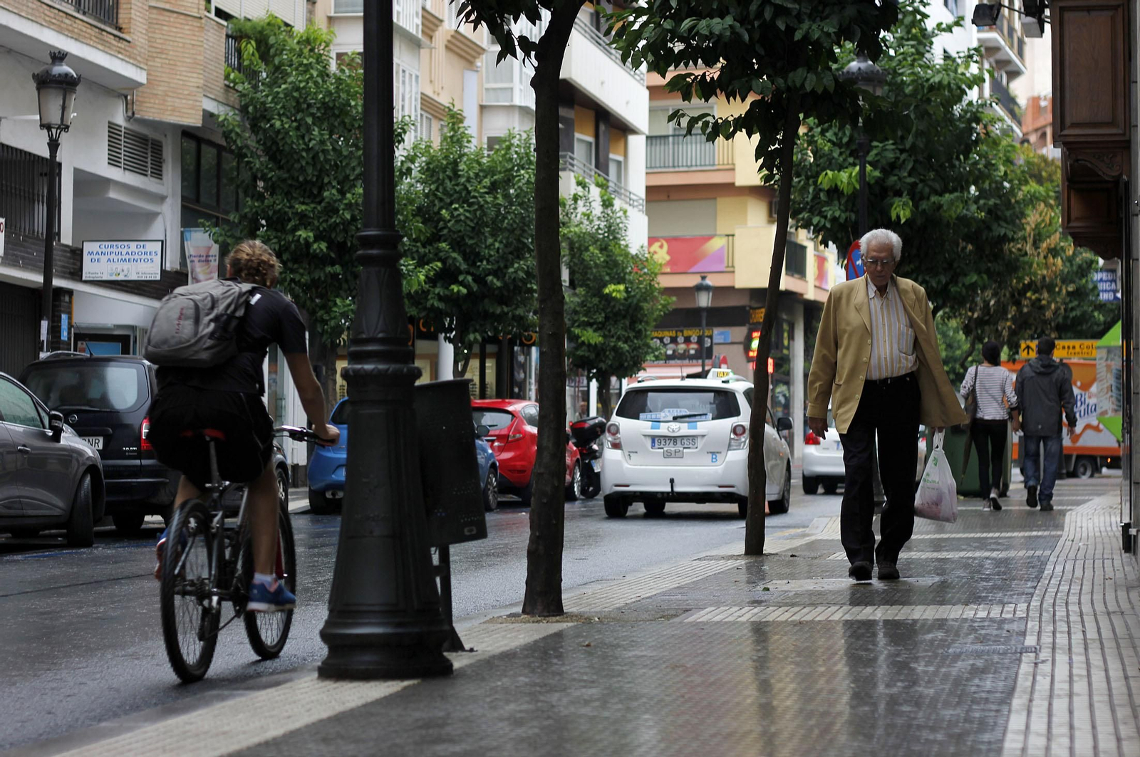Imagen de archivo de ciudadanos andando por la calle.