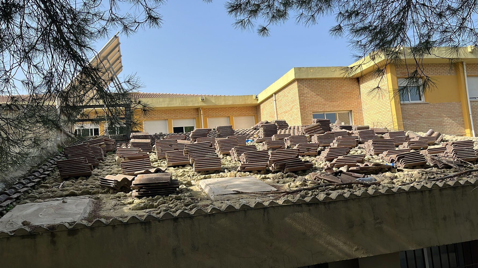El antiguo gimnasio, con techo de amianto , a la espera de ser desmantelado.
