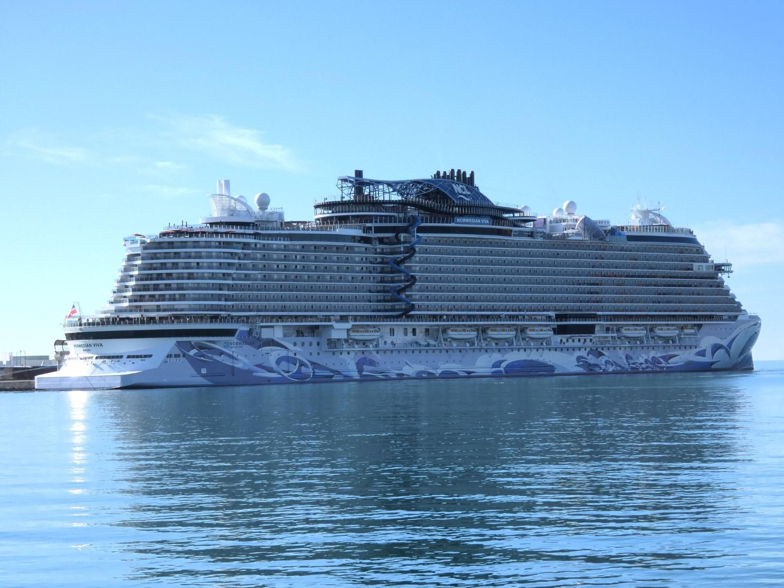 'Norwegian Viva' atracado en su primera escala malagueña