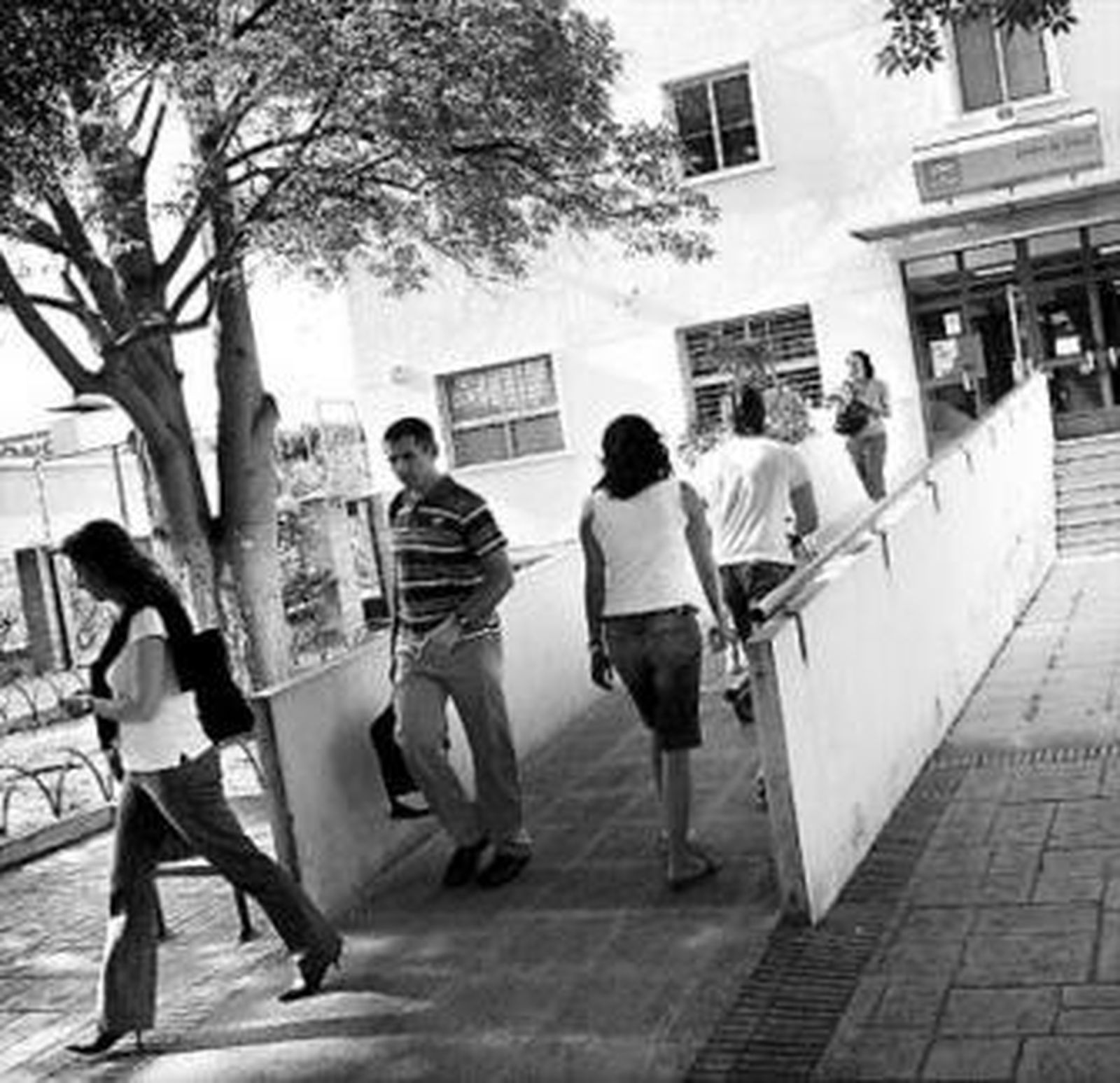 Puerta de entrada al centro de salud de Capuchinos.