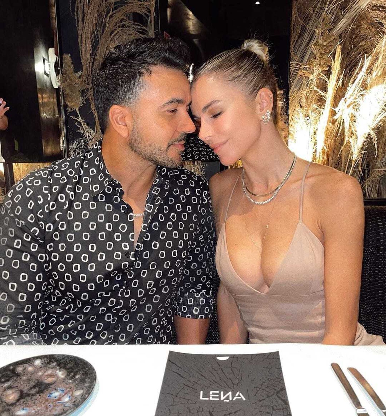 Luis Fonsi y Águeda López cenando en el restaurante Leña, de Dani García, este verano en Madrid