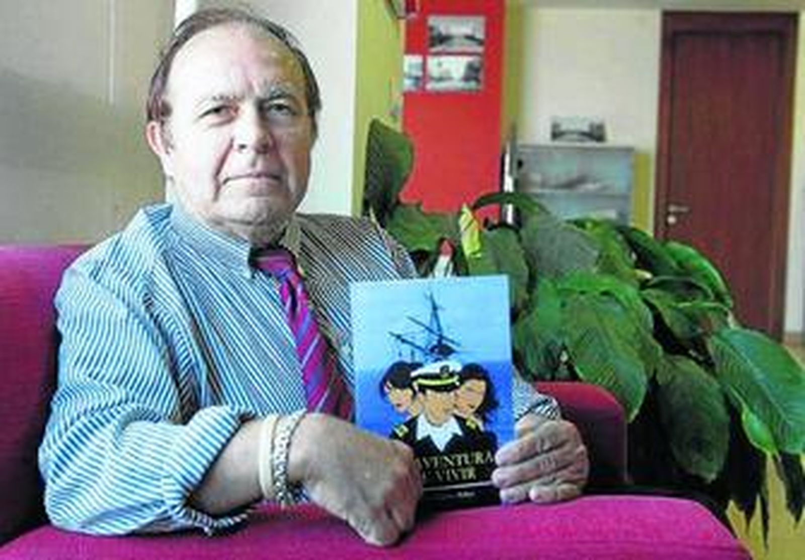 Sánchez Barber posa con un ejemplar de su novela.