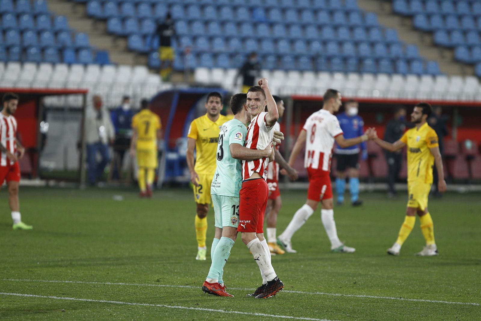 Maras y Fernando, grandes protagonistas, se abrazan al final del partido.