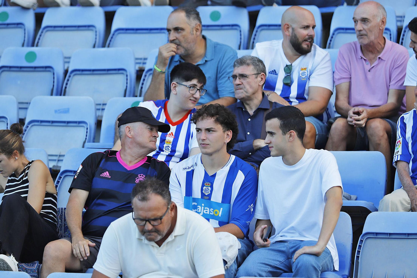 Imágenes del ambiente en el Recreativo de Huelva y Antequera CF