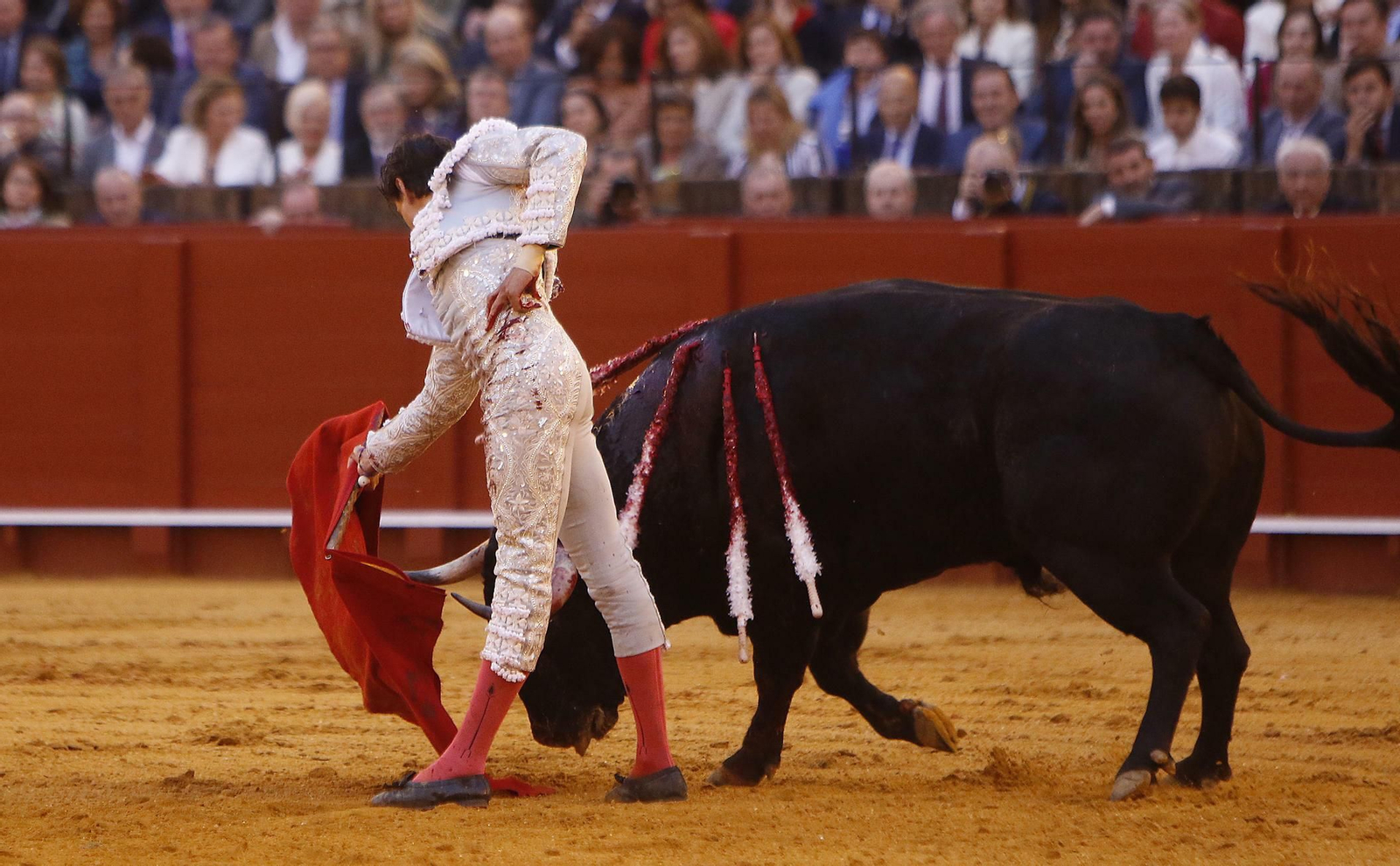 Las imágenes de la corrida de toros del Domingo de Resurrección en Sevilla