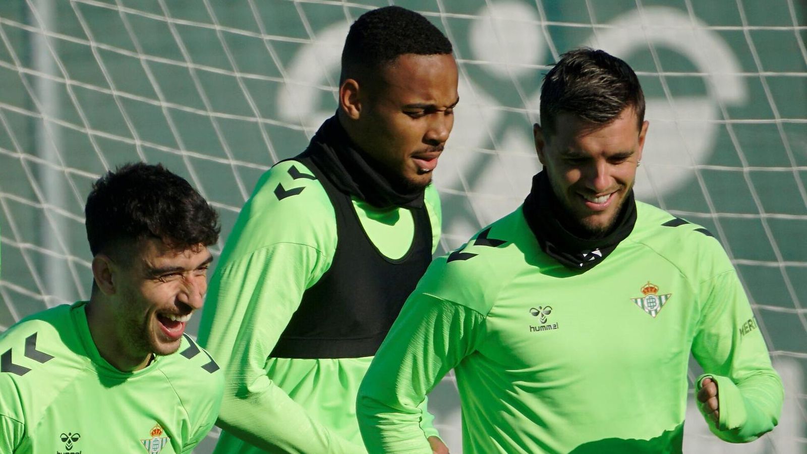 Lo Celso sonríe mientras bromea con Marc Roca en un momento del entrenamiento de los verdiblancos ayer en la ciudad deportiva en Los Bermejales.
