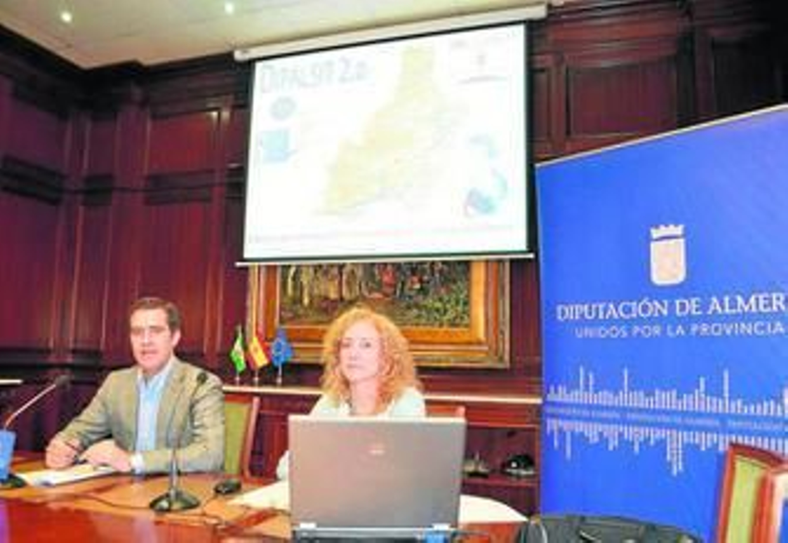 El diputado provincial de Fomento, Miguel Ángel Castellón, y la responsable de la EIEL en Diputación, Mar de los Ríos.