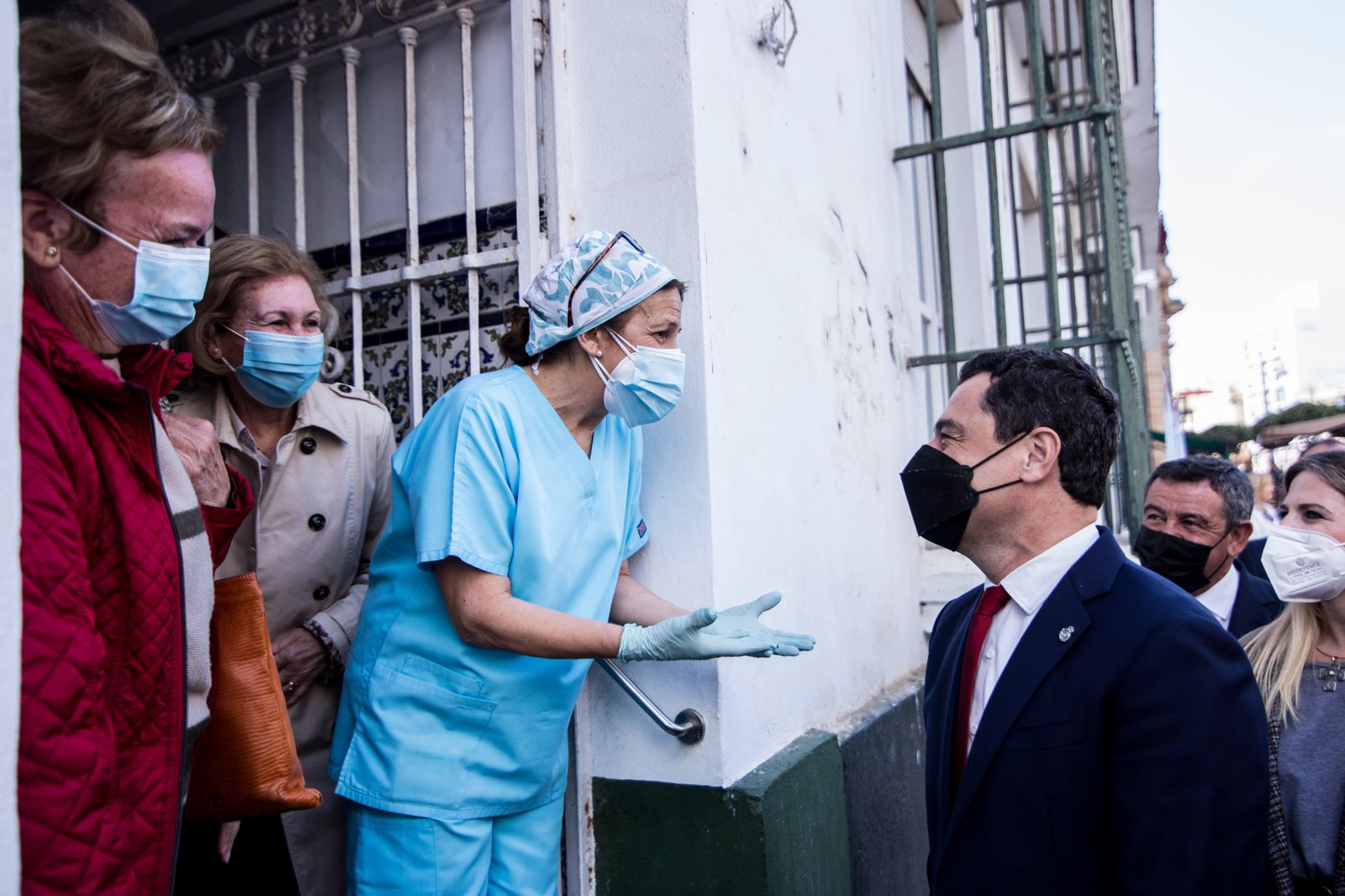 Así ha sido la visita del presidente de la Junta a las hermandades del Lunes Santo de San Fernando