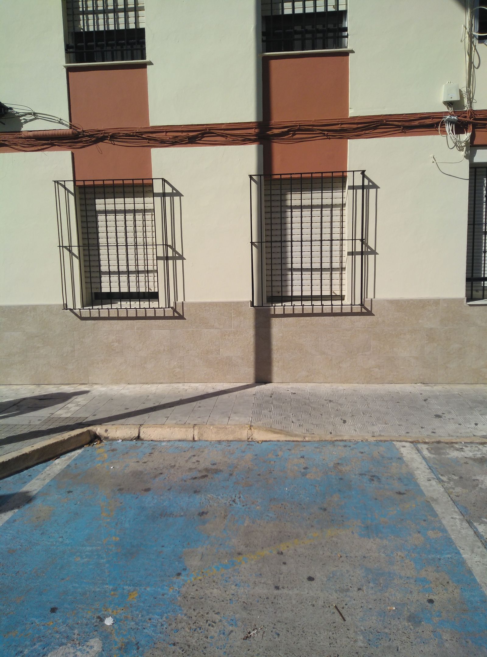 El aparcamiento reservado de la calle Tórtola, que aunque está pintado en el suelo carece de los discos de prohibido aparcar.