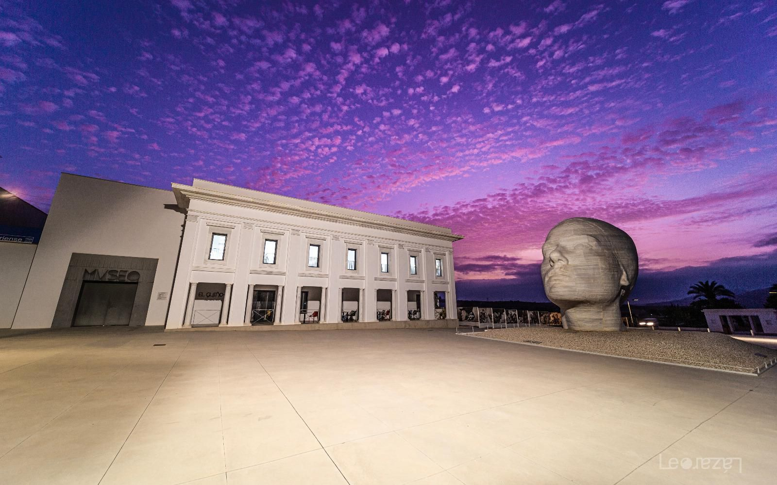 Atardecer en la plaza Carlos Pérez Siquier de Olula del Río, donde residió en su juventud y se alza el anillo museístico de la localidad
