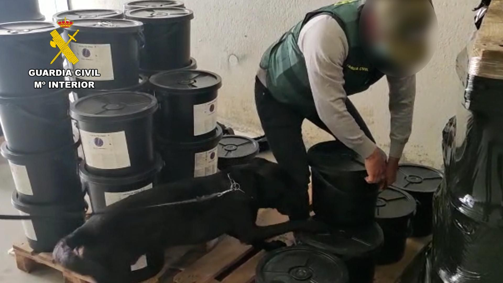 La Guardia Civil descubre en Granada un cargamento de marihuana en bidones de asfalto líquido
