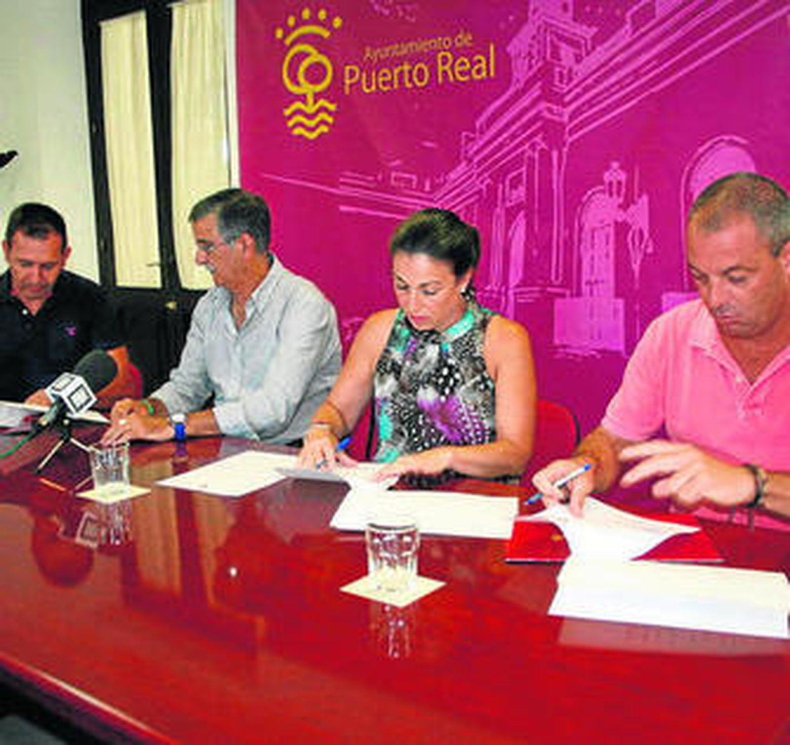 Momento de la firma entre empresarios y Ayuntamiento.