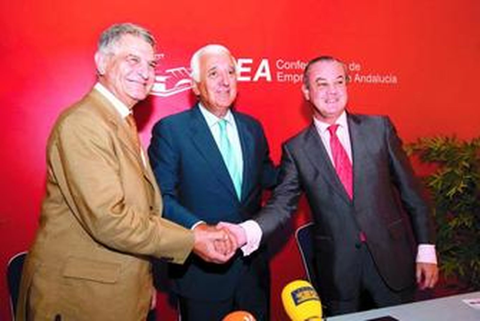Rafael Álvarez Colunga, Santiago Herrero y Carlos González Bosch, ayer en la sede de la CEA.