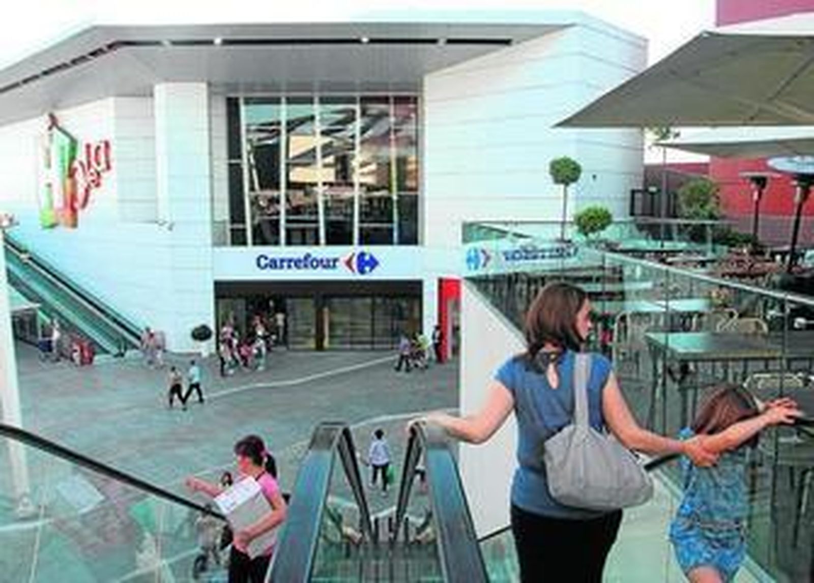 La entrada principal de Carrefour Huelva, ayer por la tarde.