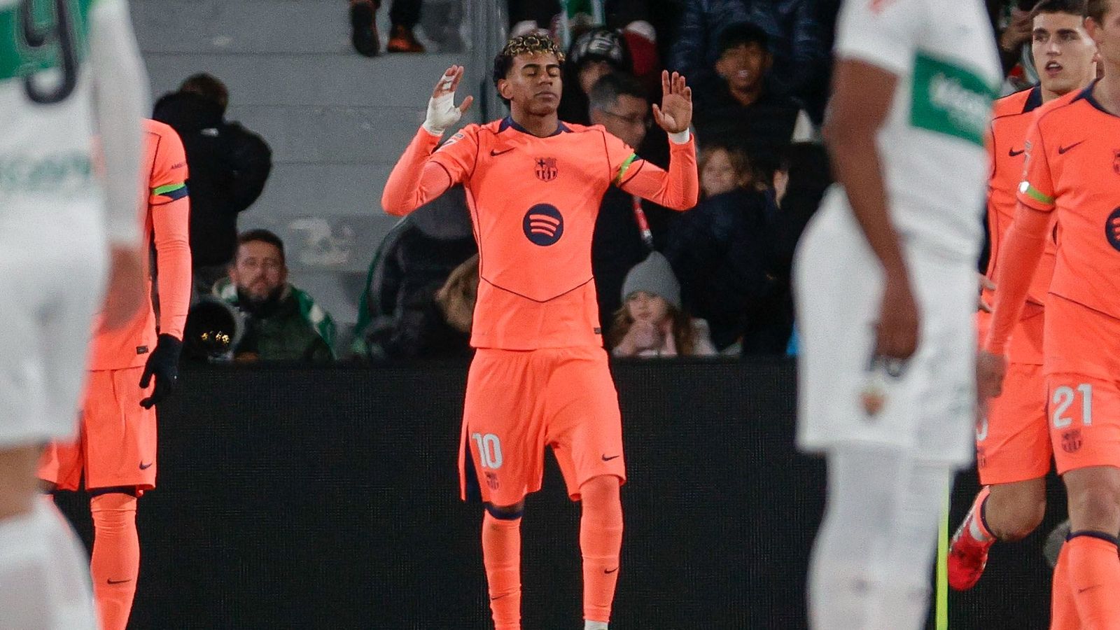 Lamine Yamal celebra uno de los goles del Barça en el Martínez Valero