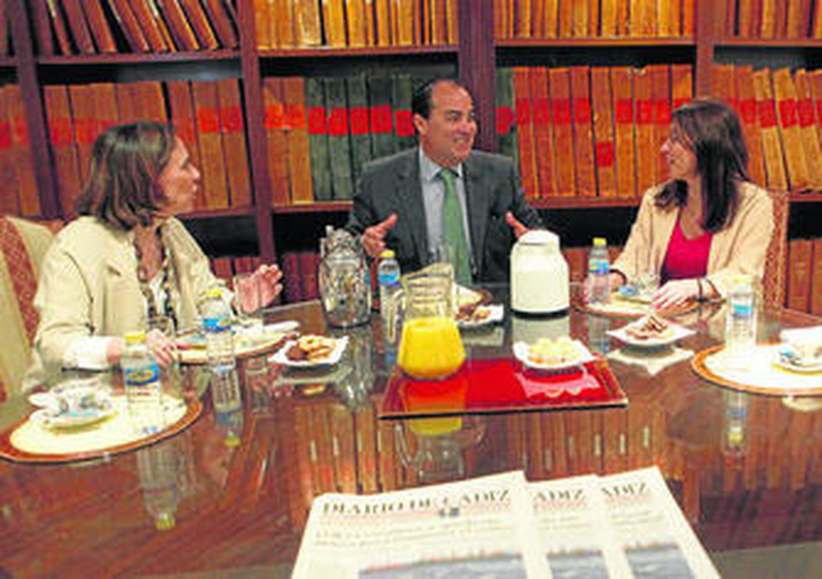 Teresa Sanjurjo (izq.), junto a David Fernández, en la sala de hemeroteca de 'Diario de Cádiz'.