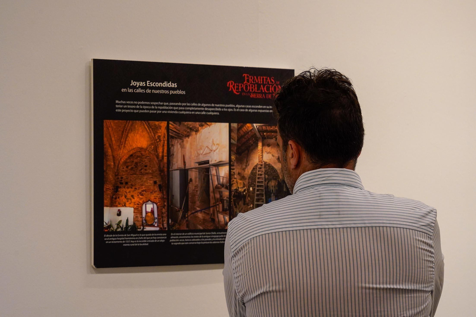 Imágenes de la inauguración de la exposición 'Ermitas de repoblación en la Sierra de Huelva' por La diputada de Cultura, Gracia Baquero, y el autor de la exposición, Jorge Garrido.