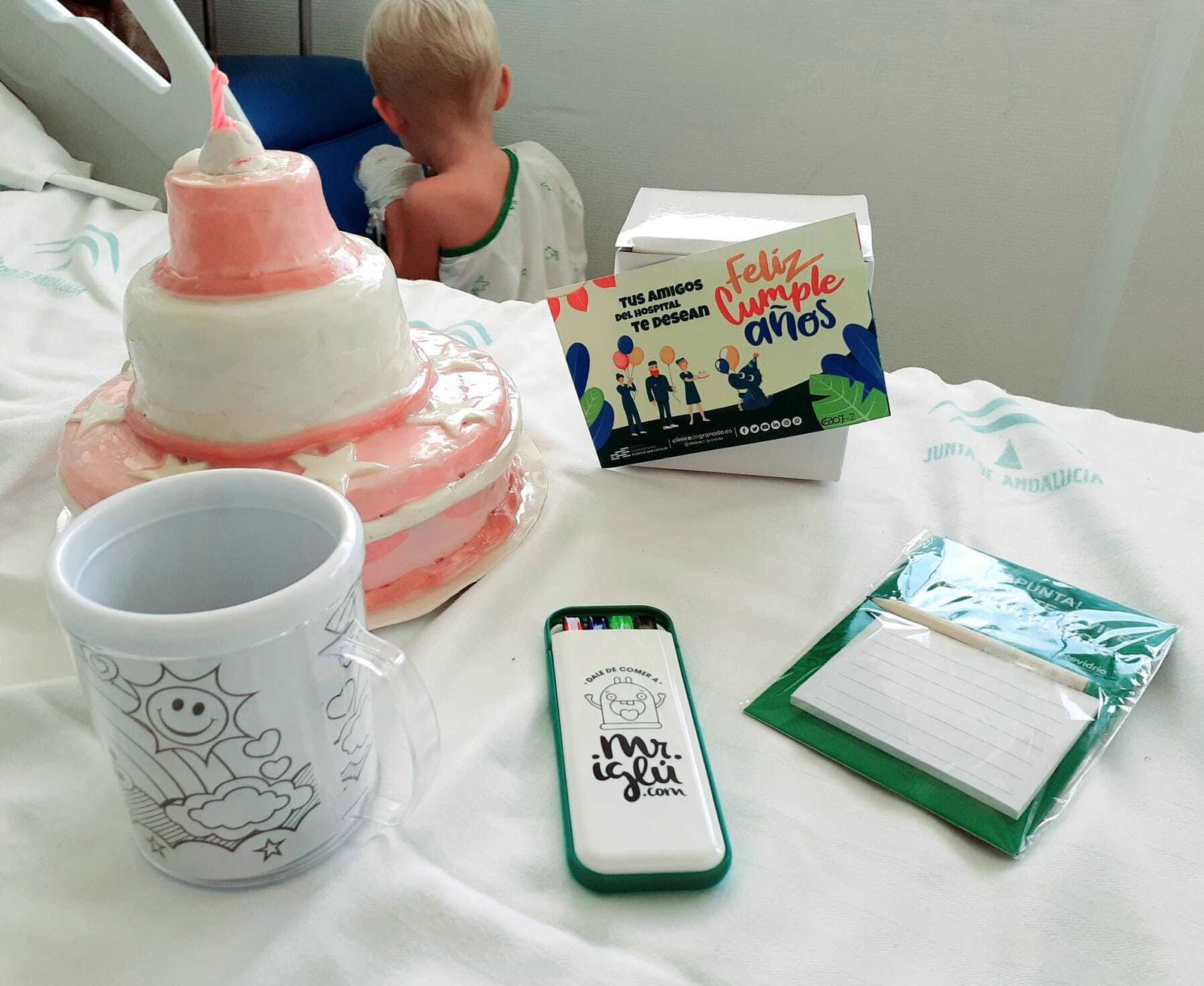 El Clínico San Cecilio de Granada felicita el cumpleaños a más de 160 pacientes hospitalizados