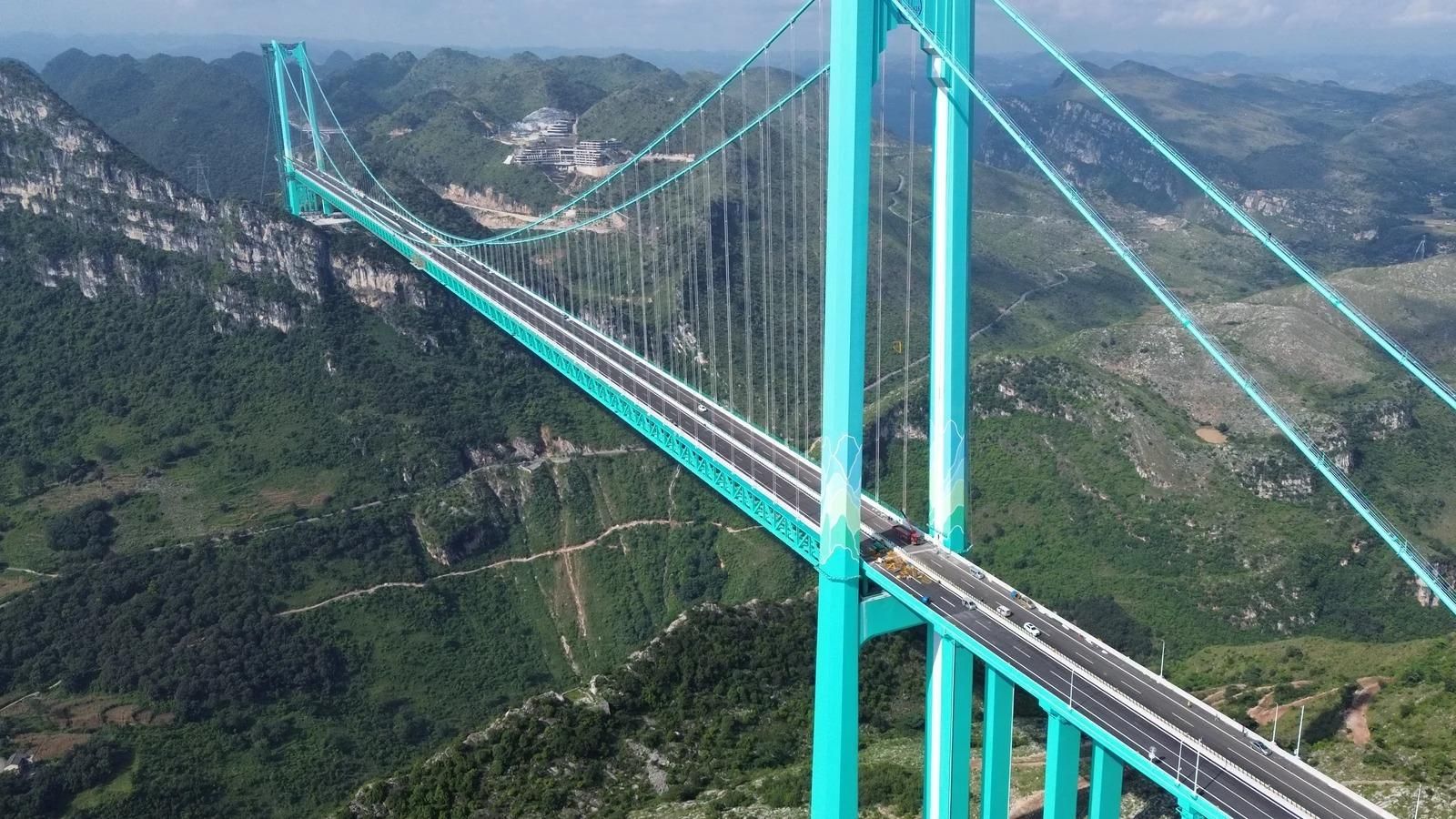 El puente más alto del mundo abre en China, transformando viajes de 2 horas en 2 minutos