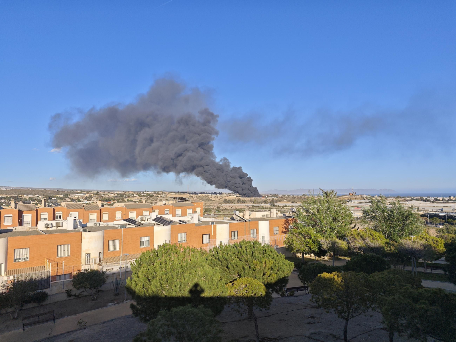 Las imágenes del incendio de la planta de reciclaje en Almería