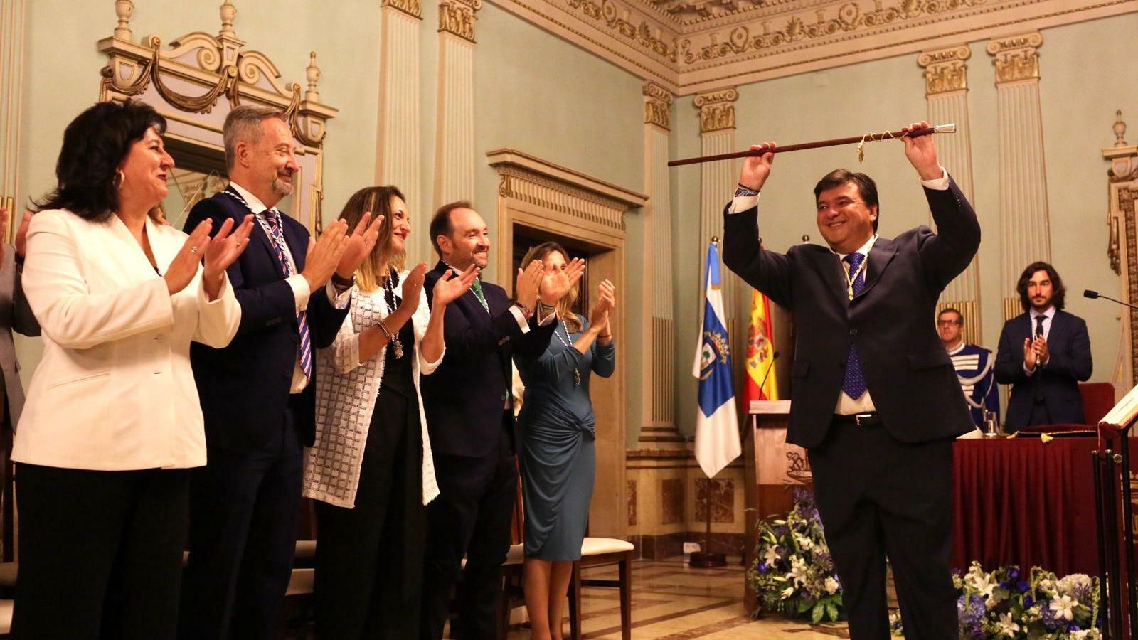 Gabriel Cruz recibe el aplauso de sus compañeros de partido.