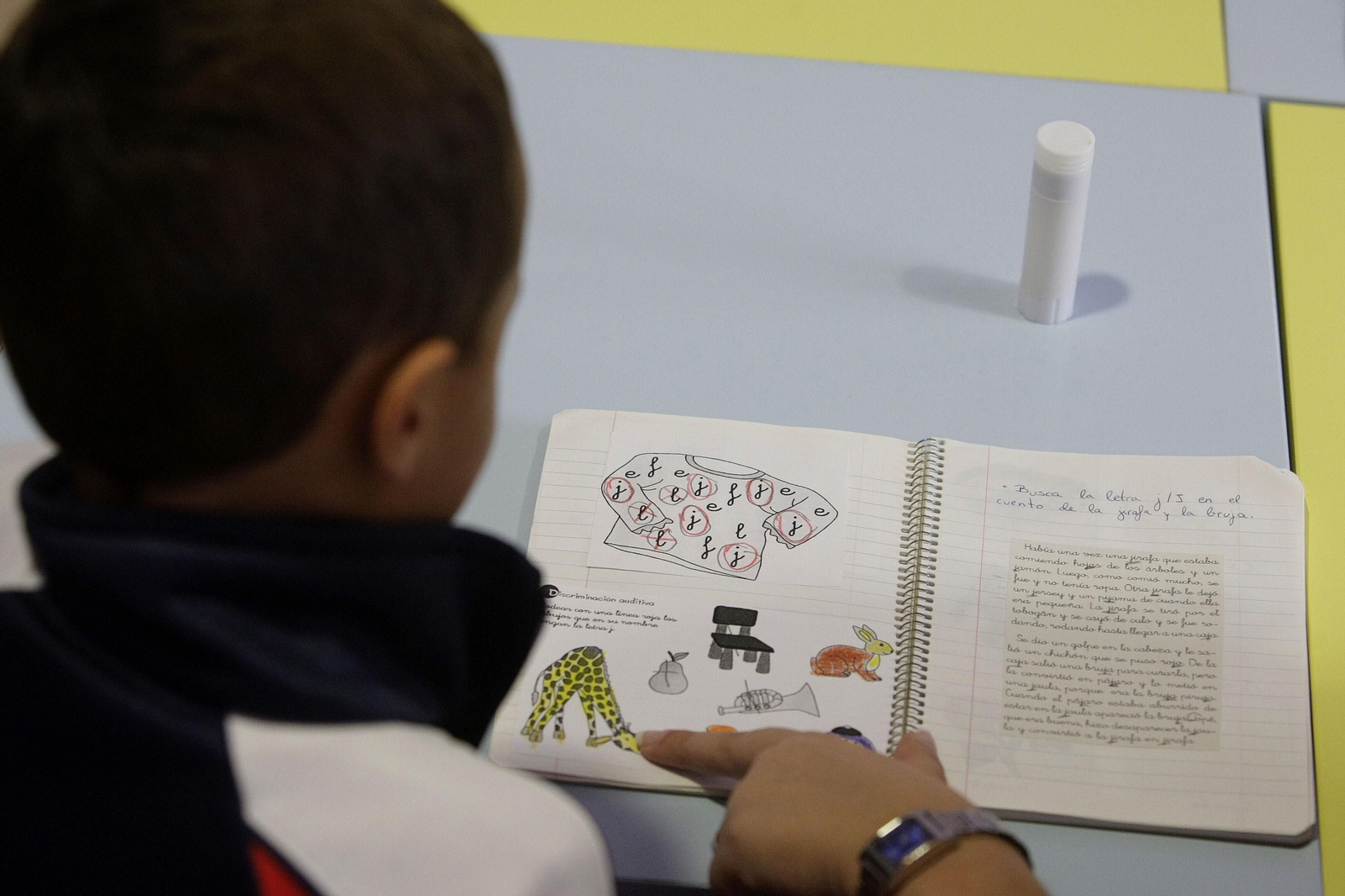 Un menor con el que trabajan los profesionales en un Centro de Atención Temprana.