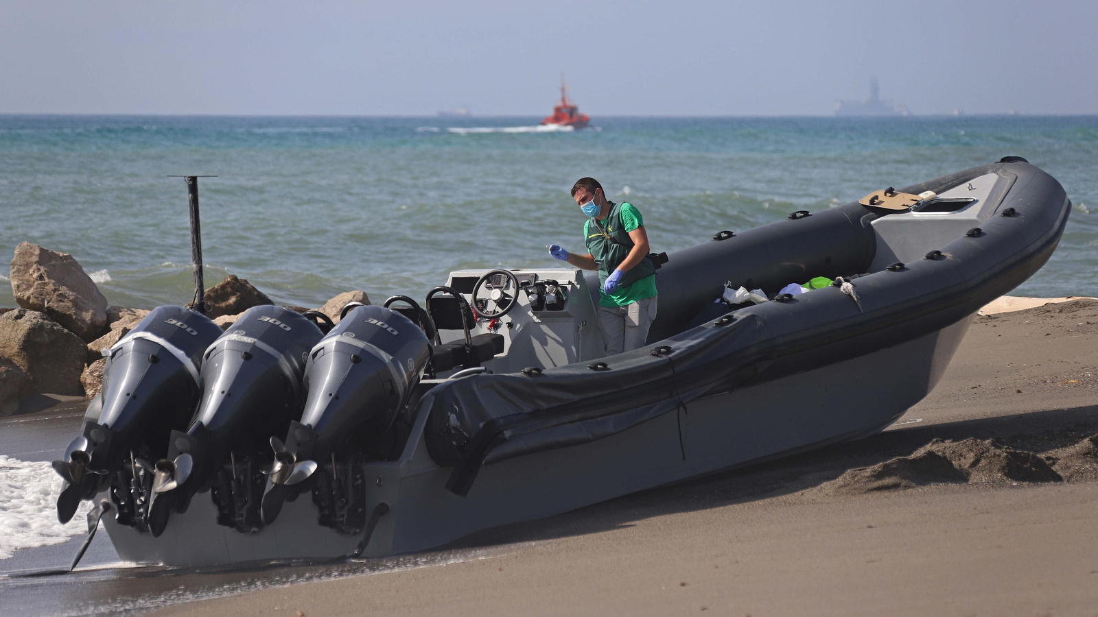 Operativo contra el narcotráfico en la playa de Sotogrande